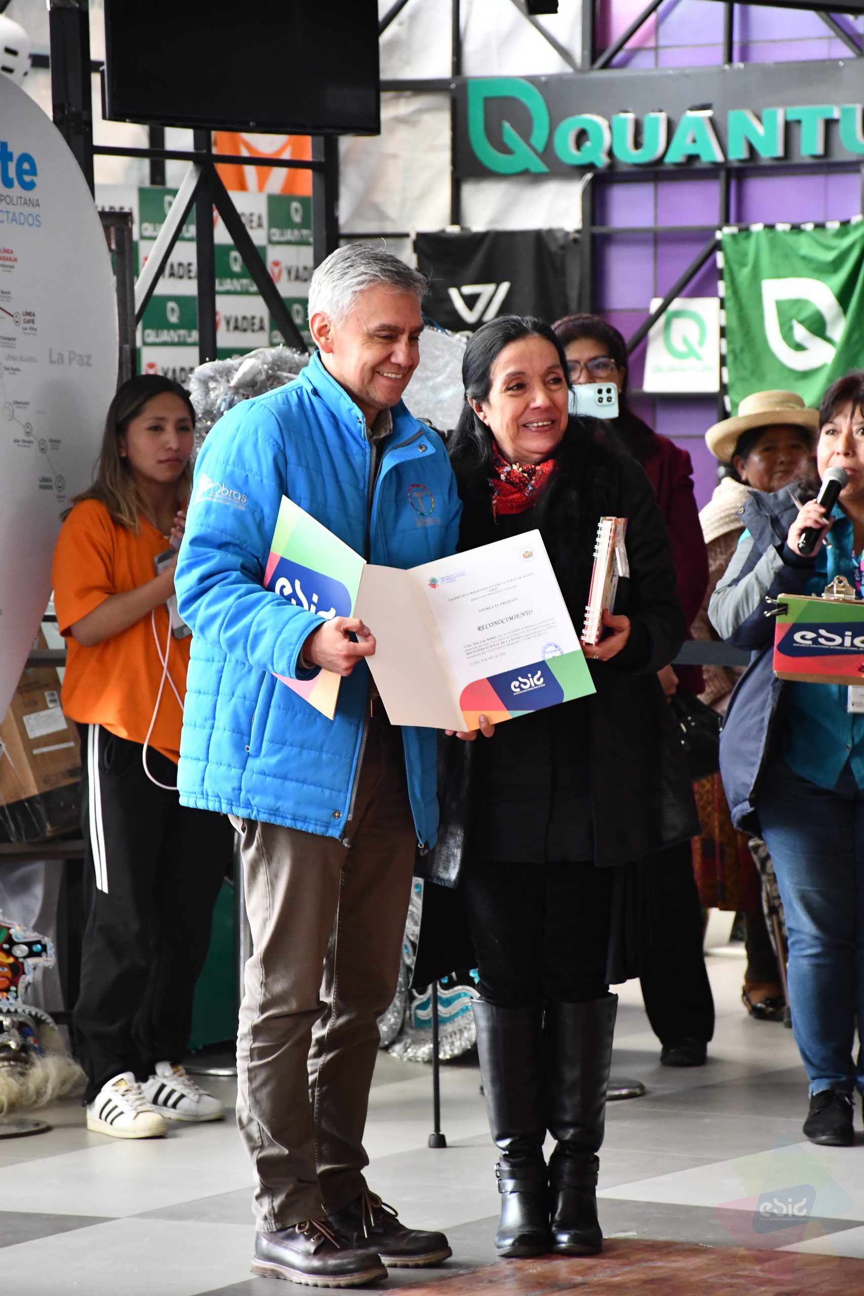 EVENTO REALIZADO POR EL DÍA  INTERNACIONAL DE LA DANZA EN LA ESTACION LINEA MORADA DE MI TELEFERICO